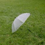 雨の日の自転車傘さしはNG　楽々着られるポンチョとグッズ雨も楽しく