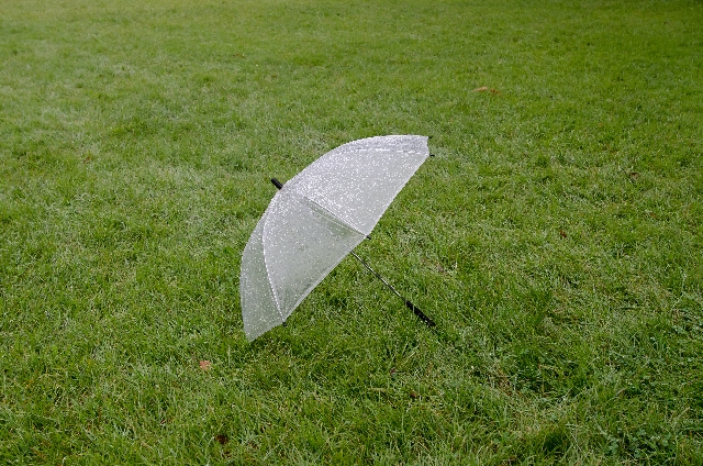 雨の日の自転車傘さしはNG　楽々着られるポンチョとグッズ雨も楽しく