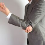 手が痺れる！手に力が入らない・・これはなにかの病気？自分でする対処は