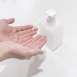 コロナ禍で進化するものたち 非接触の消毒液自動噴霧スタンドなんて見つけた話